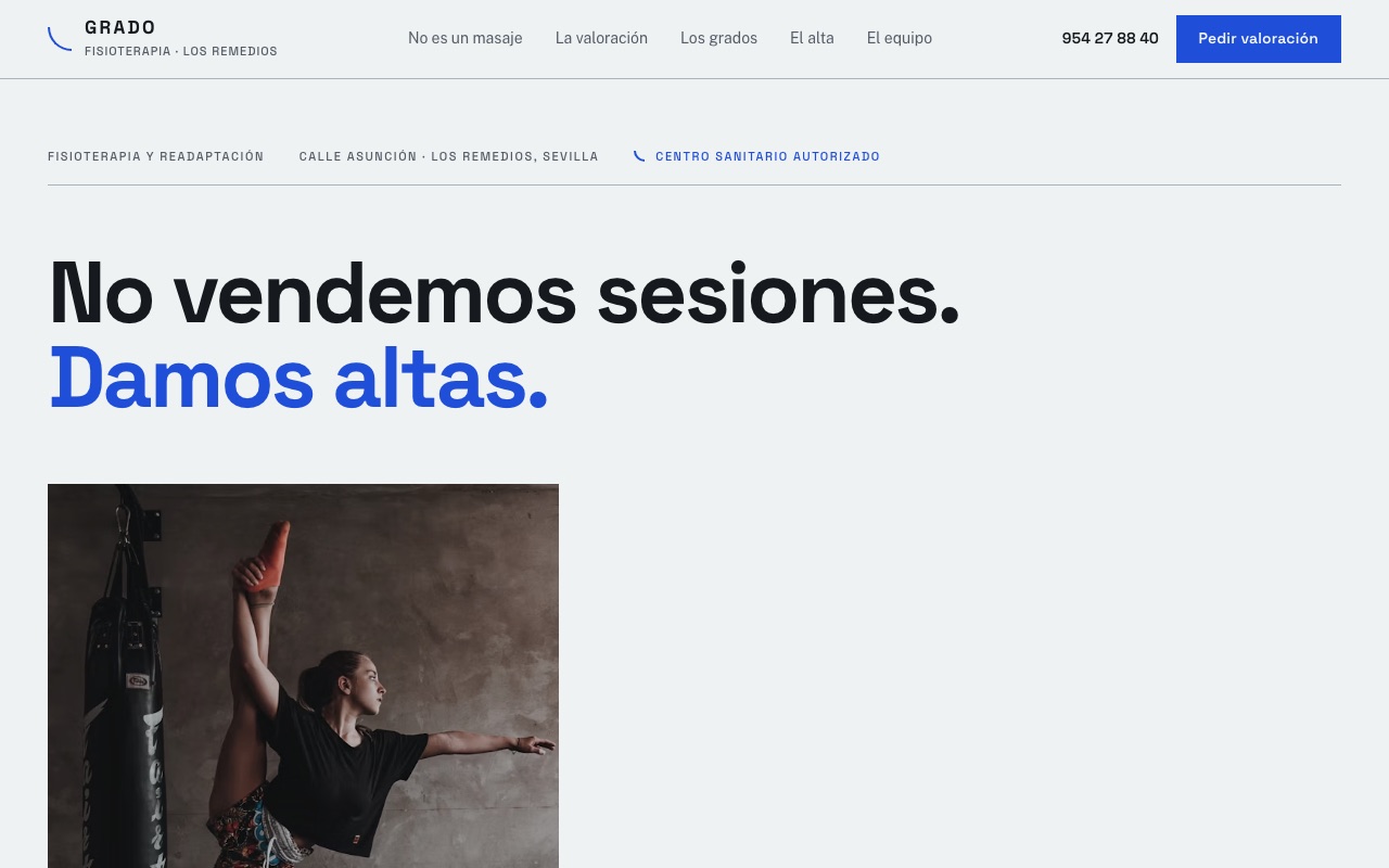 Portada de la web de muestra de GRADO: titular «No vendemos sesiones» y lámina de una pierna en extensión completa