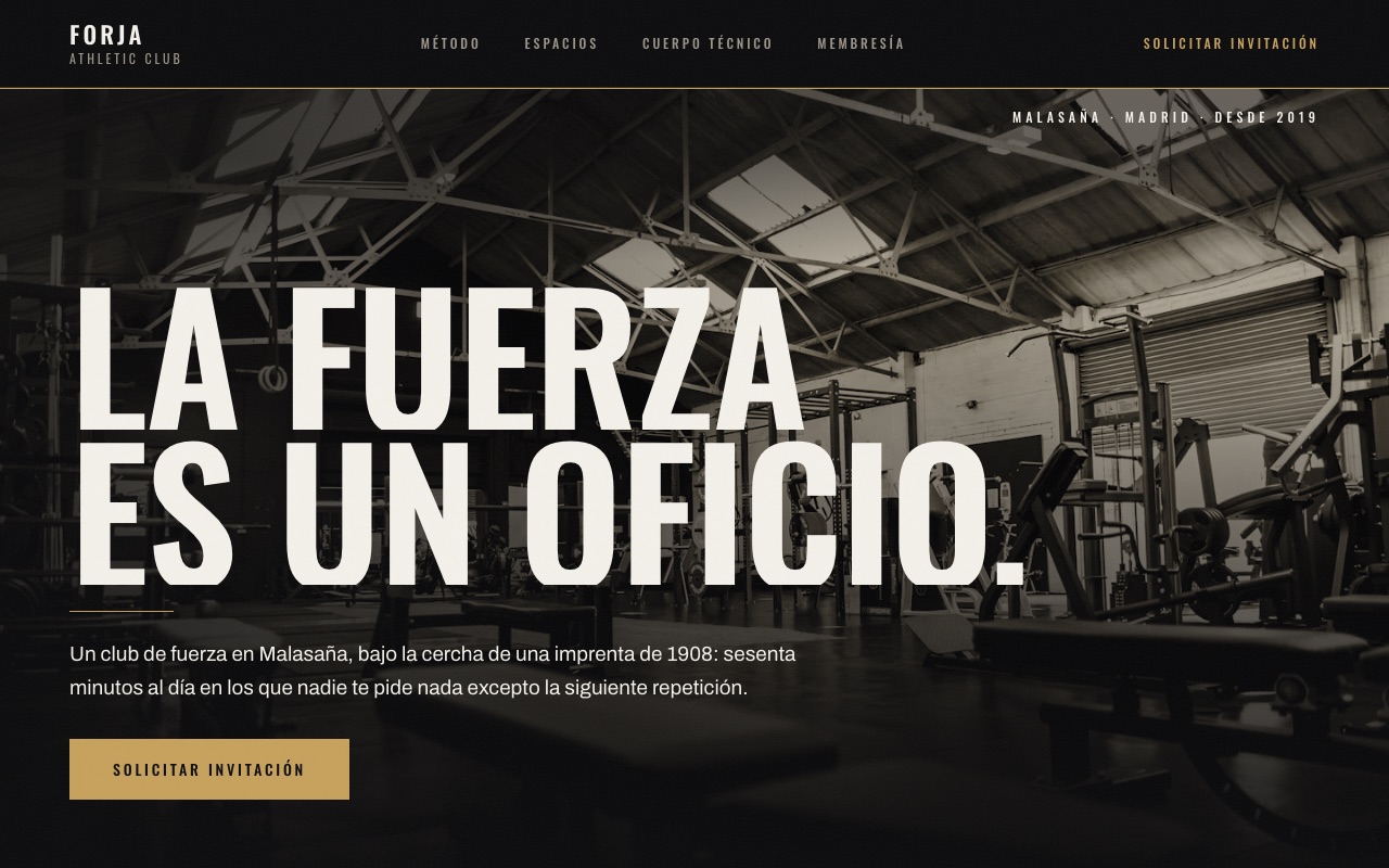 Portada de la web de muestra de FORJA: nave de entrenamiento en penumbra con el titular «La fuerza es un oficio»
