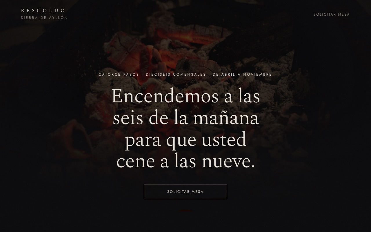 Portada de la web de muestra de Rescoldo: titular blanco sobre una cocina a oscuras con humo y soplete